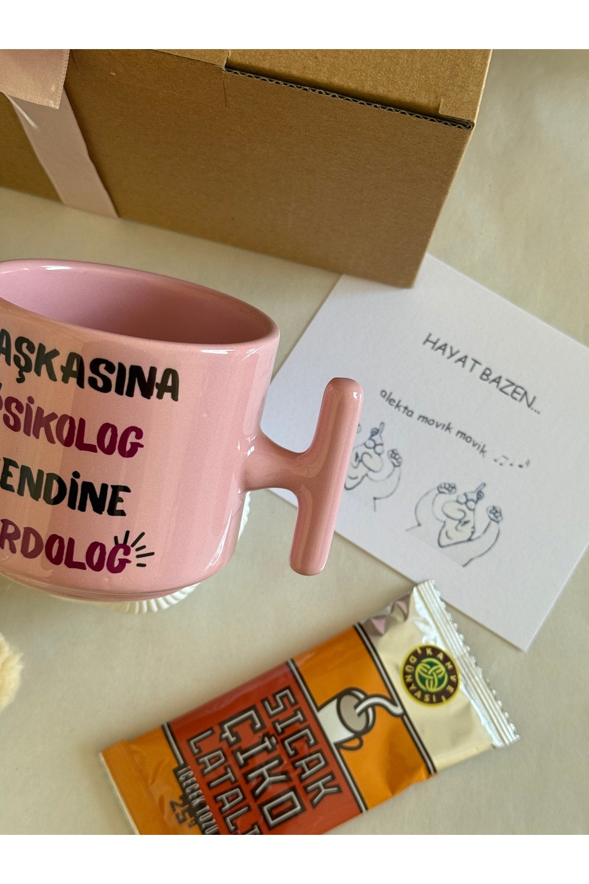 “Başkalarına Psikolog, Kendine Derdolog” Hediye Seti – Pembe Kupa & Sürprizler 💖🧠