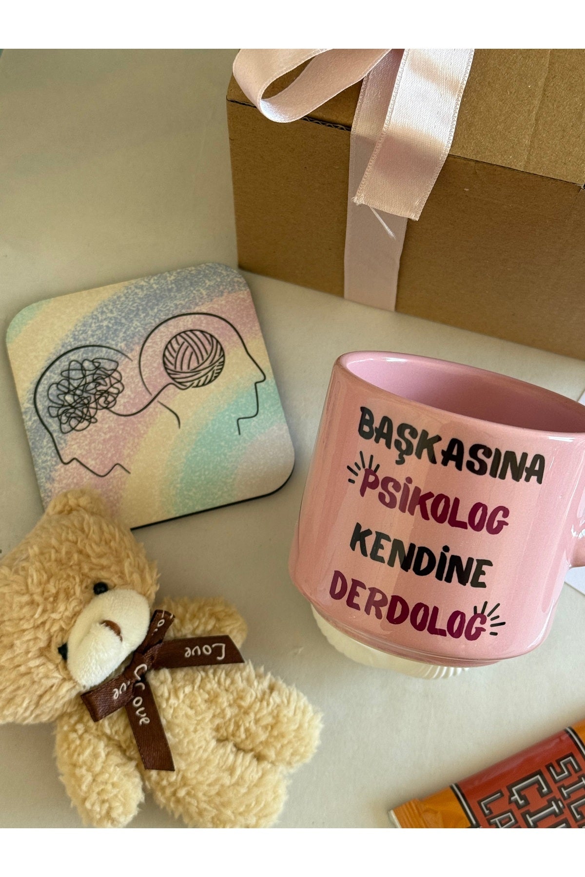 “Başkalarına Psikolog, Kendine Derdolog” Hediye Seti – Pembe Kupa & Sürprizler 💖🧠