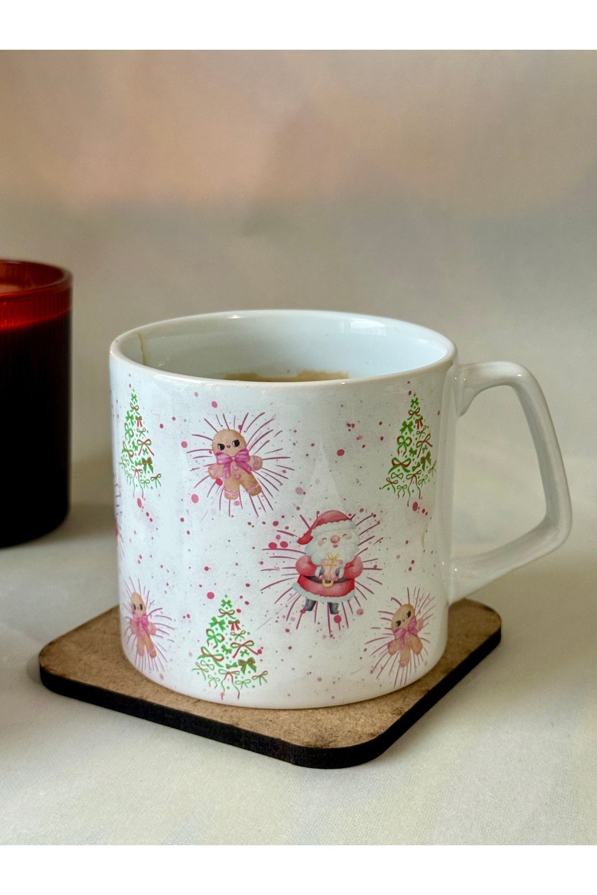 Yılbaşı Ruhunu Taşıyan Kupa – Kurabiye & Çam Ağacı Desenli Şık Hediye 🎄☕
