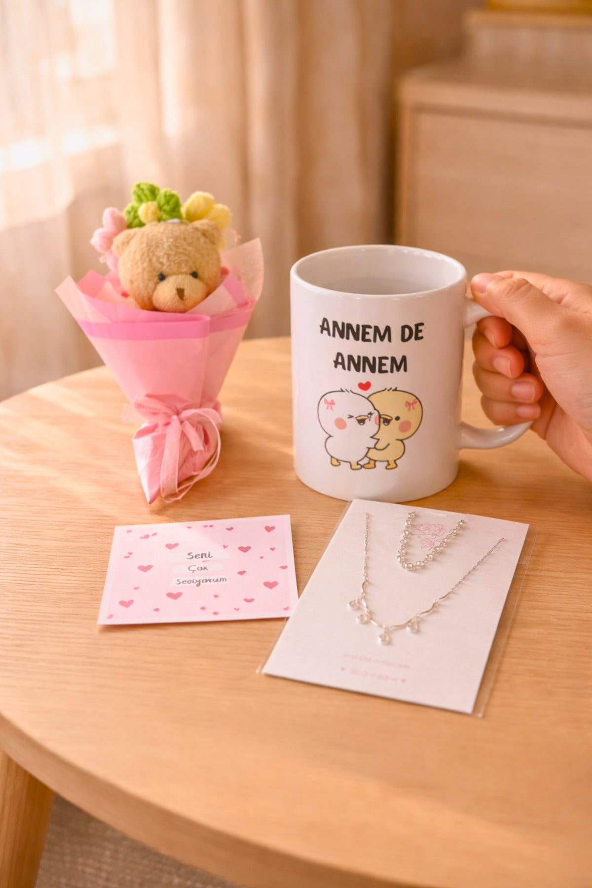 Anneyi Şımartan Hediye Seti – 2’li Kupa, Ayıcıklı Buket & Takı Seti 💖🎁