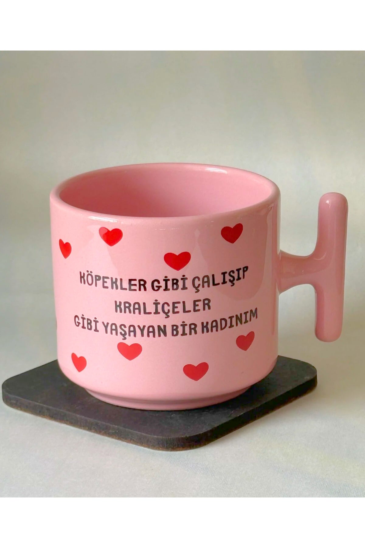 “Köpekler Gibi Çalışıp Kraliçeler Gibi Yaşıyorum!” Kupa – Güçlü Kadın Hediye 👑🔥