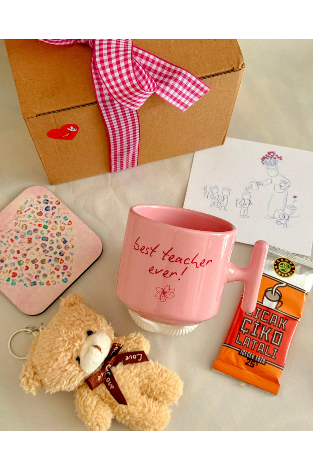 Öğretmeni Şımartan Pembe Hediye Seti – Kupa, Ayıcık & Sıcak Çikolata 🎁💖