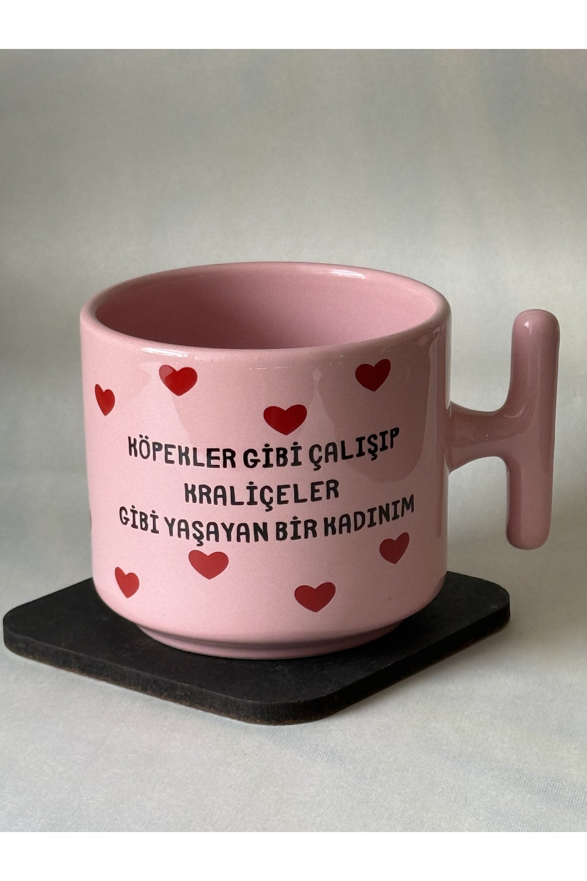 “Köpekler Gibi Çalışıp Kraliçeler Gibi Yaşıyorum!” Kupa – Güçlü Kadın Hediye 👑🔥