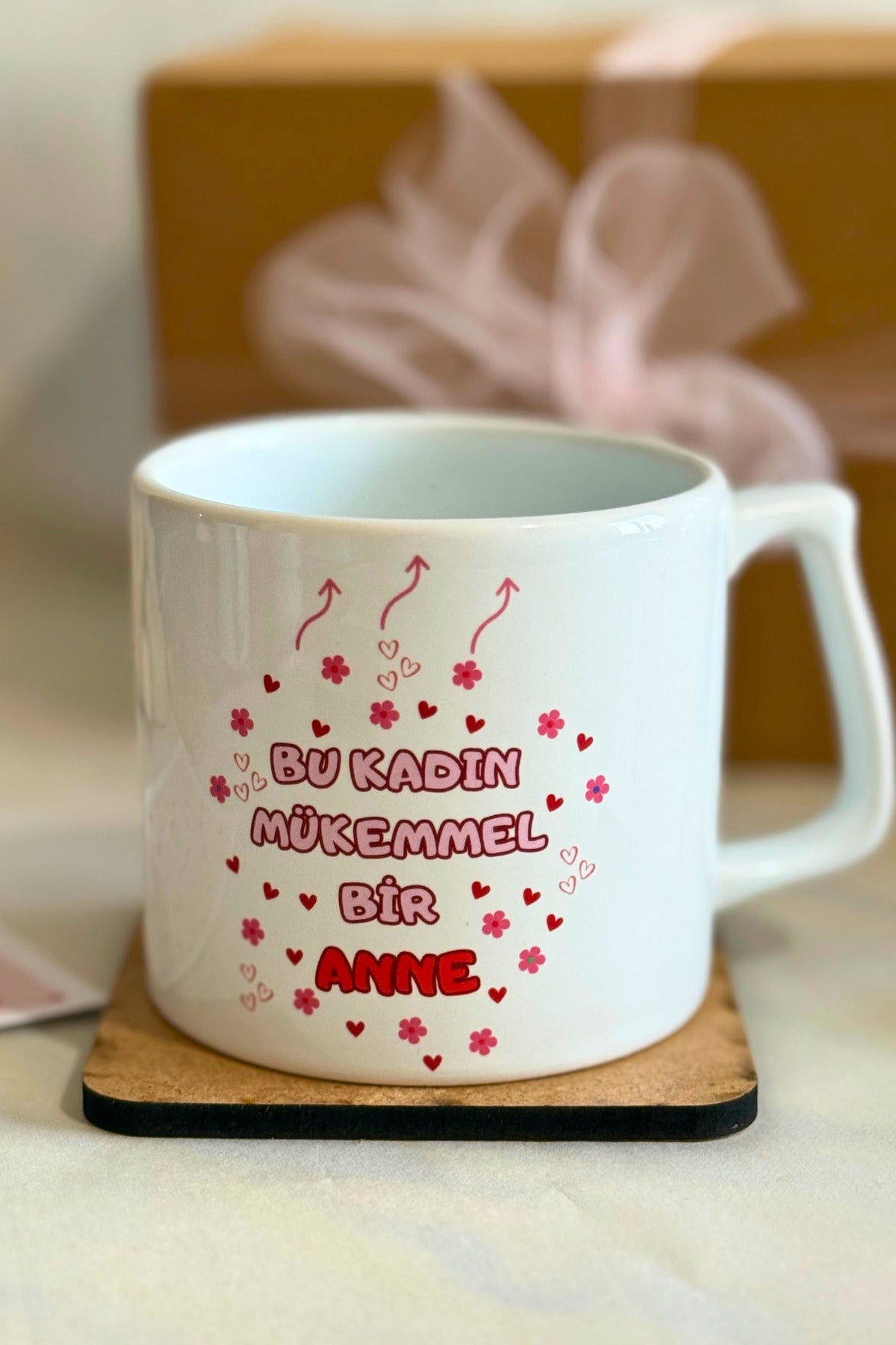 “Bu Kadın Mükemmel Bir Anne” Kupa – Anneler Günü İçin Kalpten Hediye 💖☕