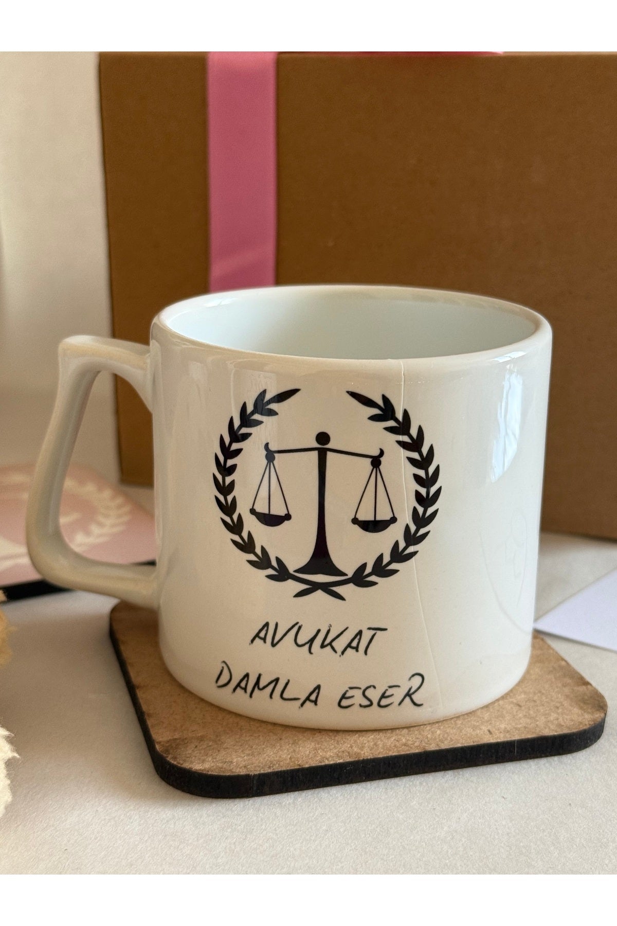 Avukata Özel İsimli Kupa – “Av. Damla Eser” Şık & Anlamlı Hediye ⚖️☕