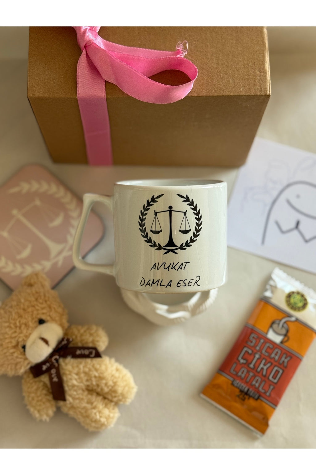 İsme Özel Avukat Hediye Seti – Kupa, Ayıcık & Sıcak Çikolata 💖⚖️