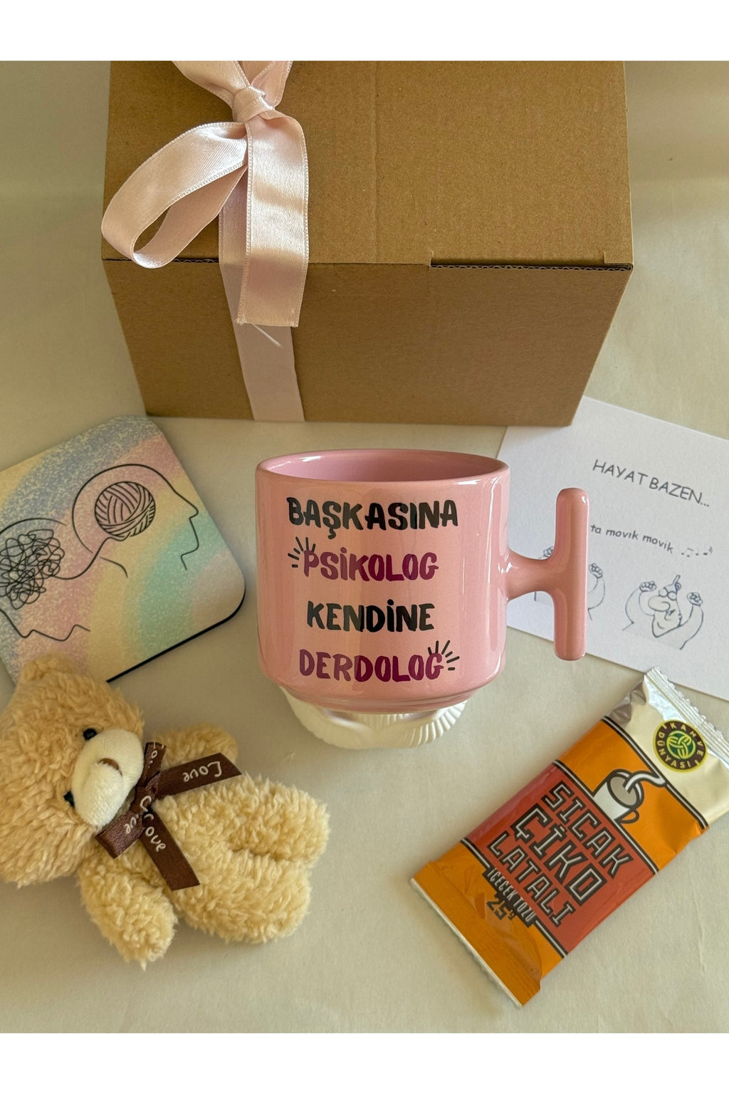“Başkalarına Psikolog, Kendine Derdolog” Hediye Seti – Pembe Kupa & Sürprizler 💖🧠