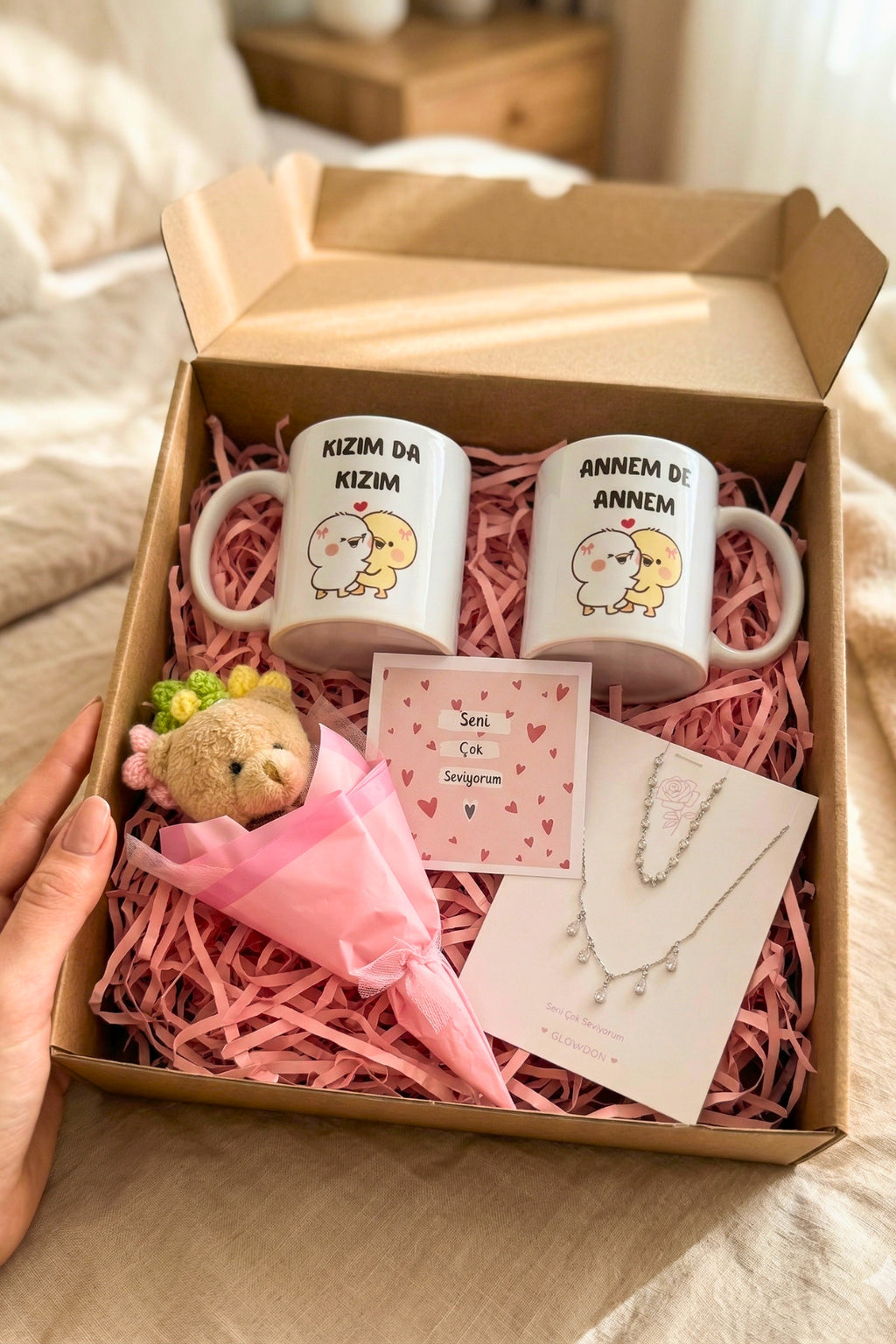 Anneyi Şımartan Hediye Seti – 2’li Kupa, Ayıcıklı Buket & Takı Seti 💖🎁